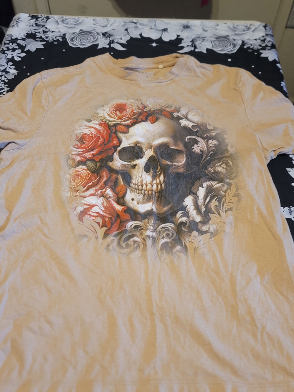 🔥3 For $20 Guess Men's Tan Short-Sleeve Tee with Floral Skull Graphic